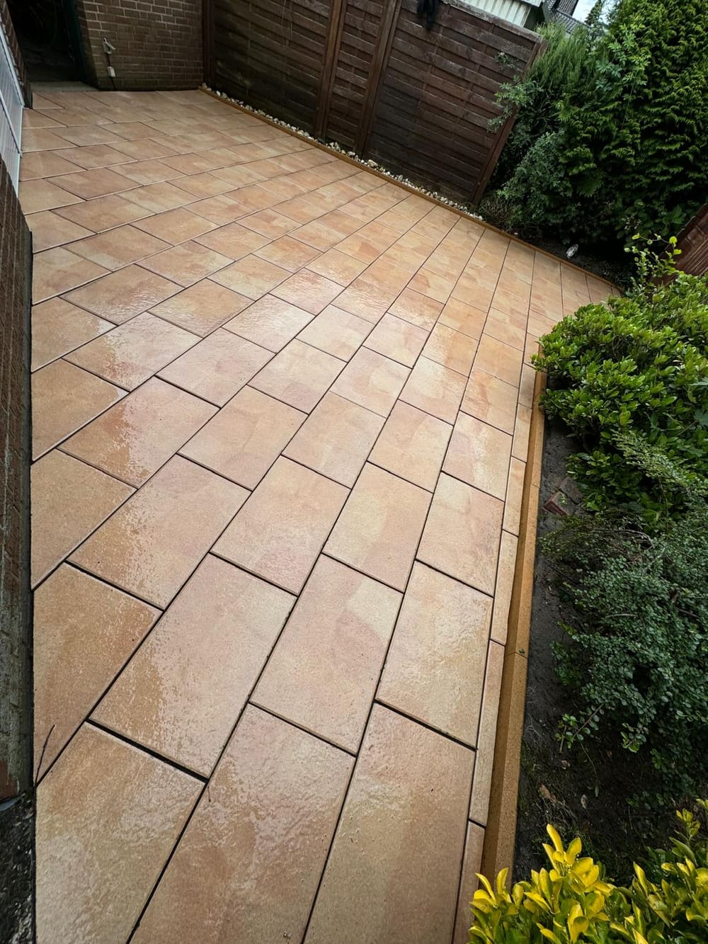 Gereinigte Terrasse in Sandtönen