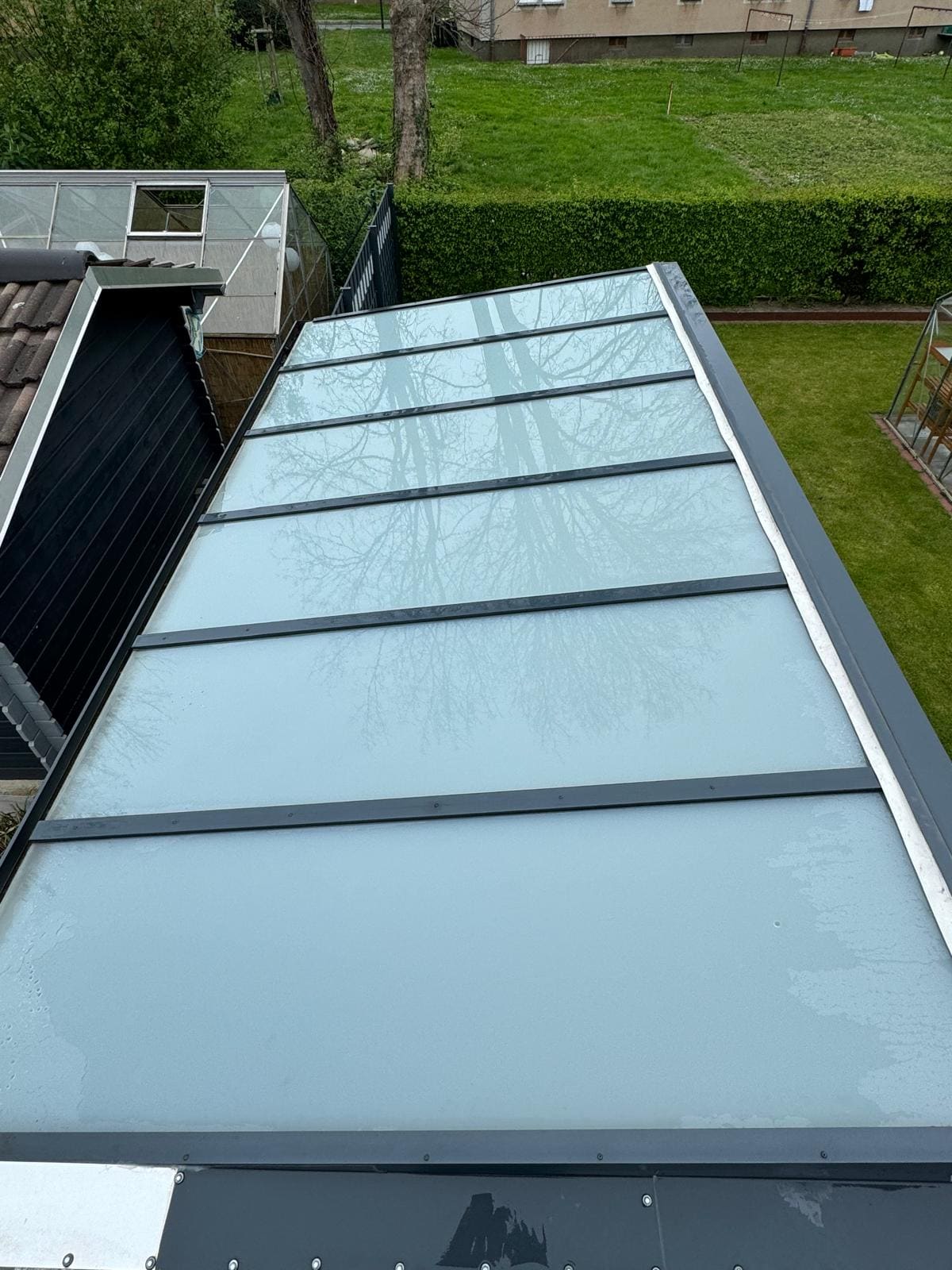 Glasüberdachung nach der Reinigung, klar und durchsichtig