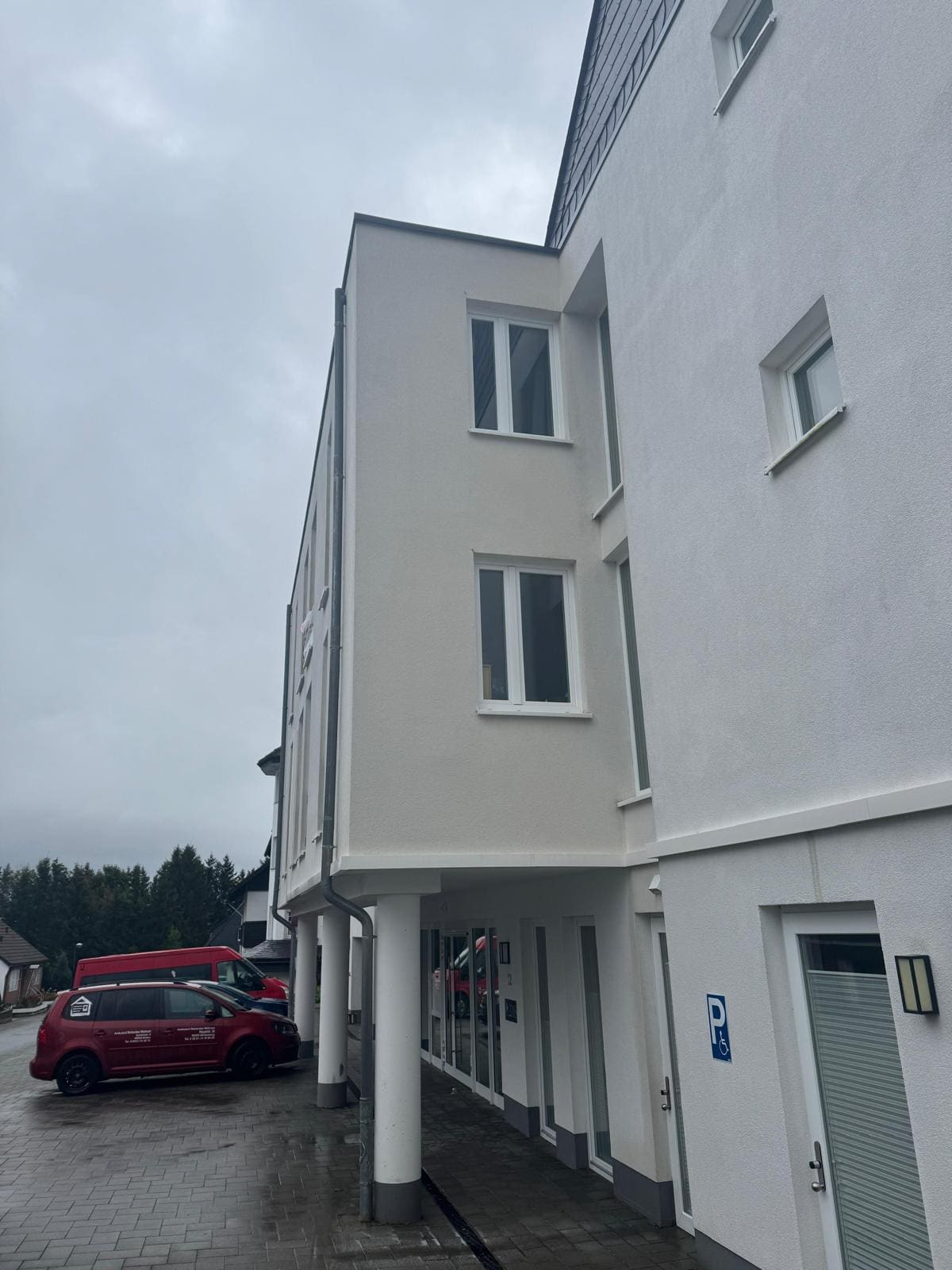 Gebäudeecke nach der Reinigung ohne Verfärbung