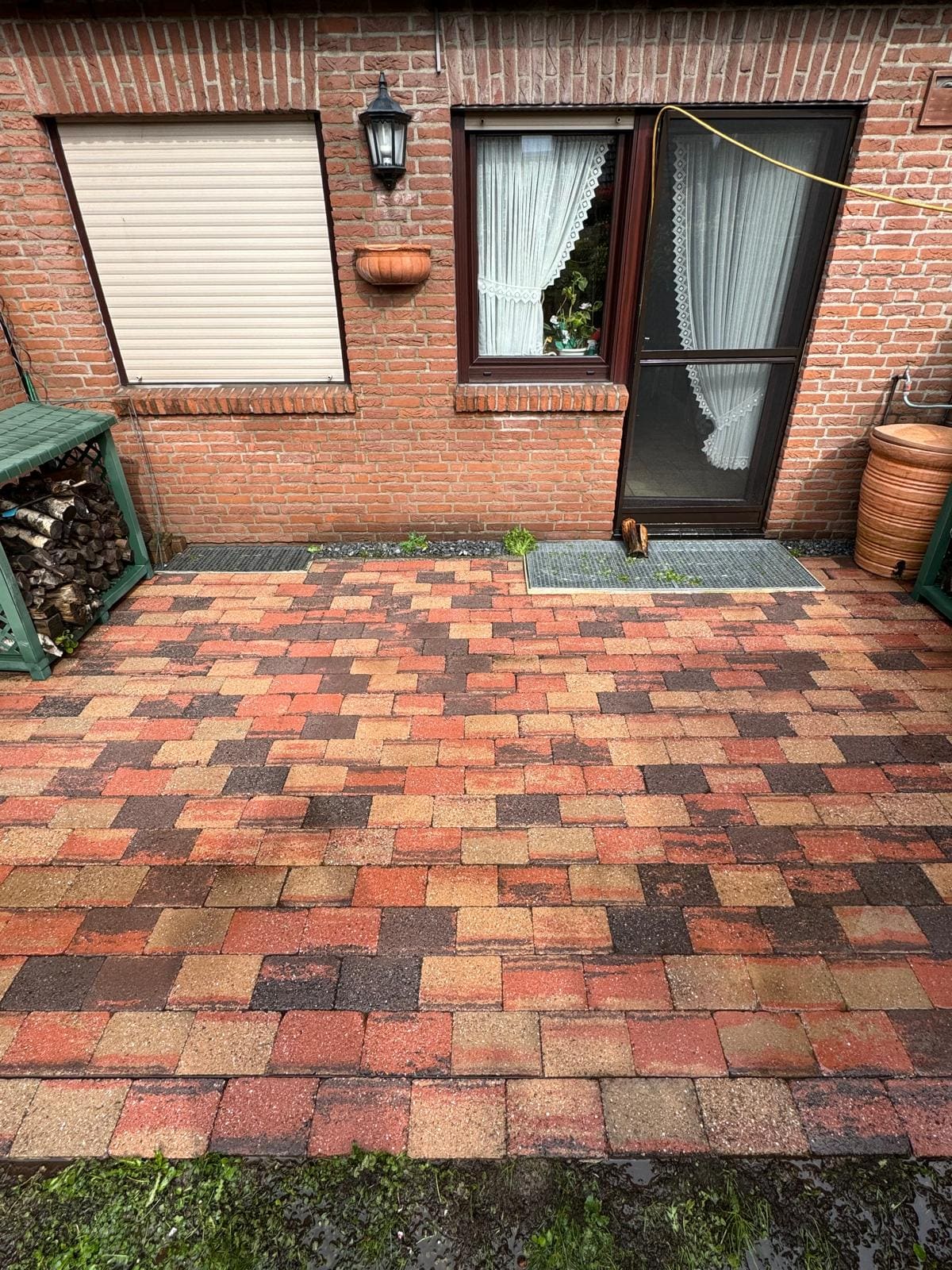Terrassenpflaster nach der Reinigung in kräftigem Rotton