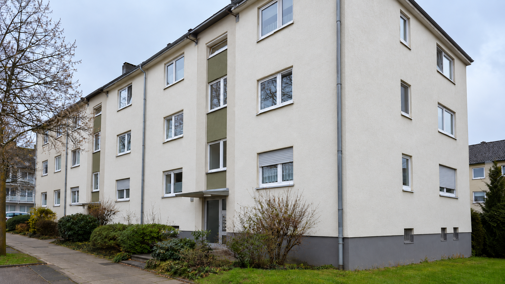 Nach der Fassadenreinigung: dasselbe Gebäude mit sauberer Fassade